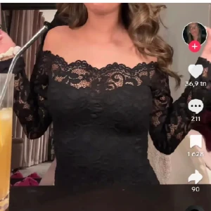 Spets tröja - Säljer för den inte kommer till användning, från bikbok säljs inte längre. Jätte fint skick använd 1-2 gånger❣️ 2 första är lånade bilder 