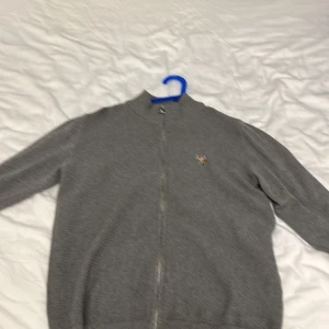 USPA kofta - En grå bra varm tröja som är bra för vintern för det varma tyget och det höga kvalitet.