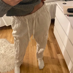 Trendiga linnebyxor - Haft dessa byxor ett år tillbaka men endast använt de 2-3 ggr då jag har haft ett par liknande. Jag är 170 cm lång och de passar perfekt. Storleken är M men de passar även de med storlek XS samt S.