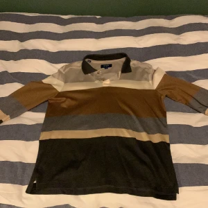 Långärmad piké från Eton! - Tjena säljer min piké från Eton, använd 1 gång och nypris ligger runt 1700. Säljer såpass billigt för vill få den sålt fort