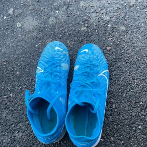 Fotbollskor  - Hej säljer mina inomhus skor eftersom dom är för små. 