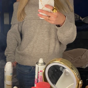Stickad tröja - Stickad off shoulder tröja från hm jättefint skick, normal i storleken🤍