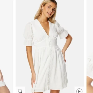 Studentklänning - Säljer denna fina klänning från bubbelroom! Helt oanvänd med lapparna kvar! Superfin till tex student! Nypris 699kr och mitt pris 300kr 