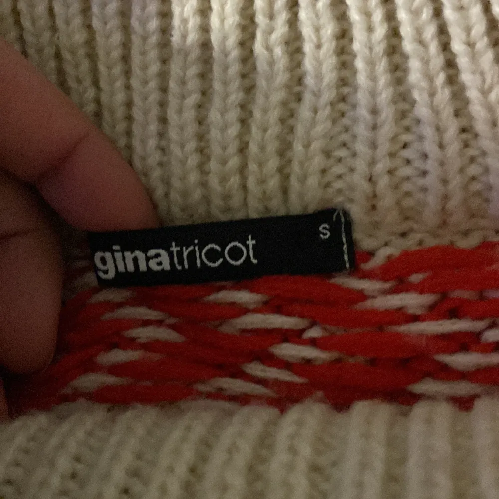 säljer min gamla tröja från ginatricot då den inte kommer till användning längre. finns några få trådar som sticker upp lite men knappt synligt annars i fint skick! 🫶. Tröjor & Koftor.