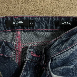 Jaded london baby girl byxor  - Nästan oanvända jaded london baby girl byxor vid storleken W24 low rise i skicket jeans med press. Pris kan förhandlas.