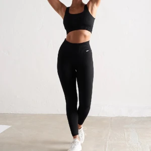 Aimn Svart Set - Bh+ Tights från aimn i svart ribbat mönster! Funkar till träning men även lounge, knappt använt pga har så mkt gymkläder! Nypris för båda är 998kr, pris kan diskuteras vid snabb affär💖 Säljer även delarna separat vid intresse