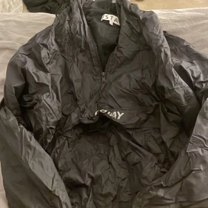 Träningsjacka - Träningsjacka från carlings, strl L. Stor ficka över magen. Med luva