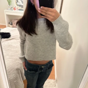 Grå stickad tröja  - Grå stickad tröja från Kappahl❤️ Sitter super fint och har inga defekter❤️Super fint skick då den inte används❤️strl 146/152 men passar mig som har 158/164 skriv via frågor 