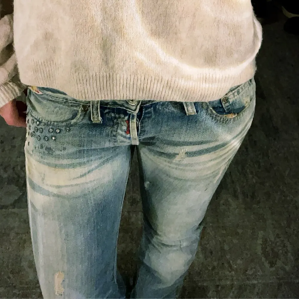 intressekoll på dessa as snygga lågmidjade bootcut jeans med slitningar ifrån replay!!!💘 fint skick & skriv för mått🙌. Jeans & Byxor.