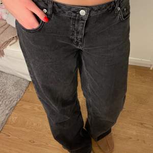 Jeans med låg midja från nakd, strl 40 men passar mig som vanligtvis har 38 😇 sparsamt använda och i bra skick!