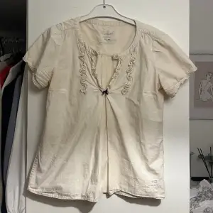 Odd molly blus i krämvit färg med super coola detaljer! Använd få gånger, säljes då den kommer inte till användning längre.  Styla med tex kostymbyxor eller jeans och en snygg jacka nu till våren! 