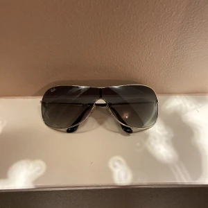 Ray ban solgasögon - Två st ray ban solglasögon, dam modell🙌🏼 Två stilrena glasögon i mycket fint skick⭐️ Paketpris-1499kr Solglasögon bild 1-799kr Solglasögon bild 2-699kr Tveka inte att höra av er!☀️