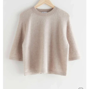 Other stories tröja - Säljer min other stories tröja då jag inte får andvändning för den. Andvänd fåtal gånger. Nypris 700💞