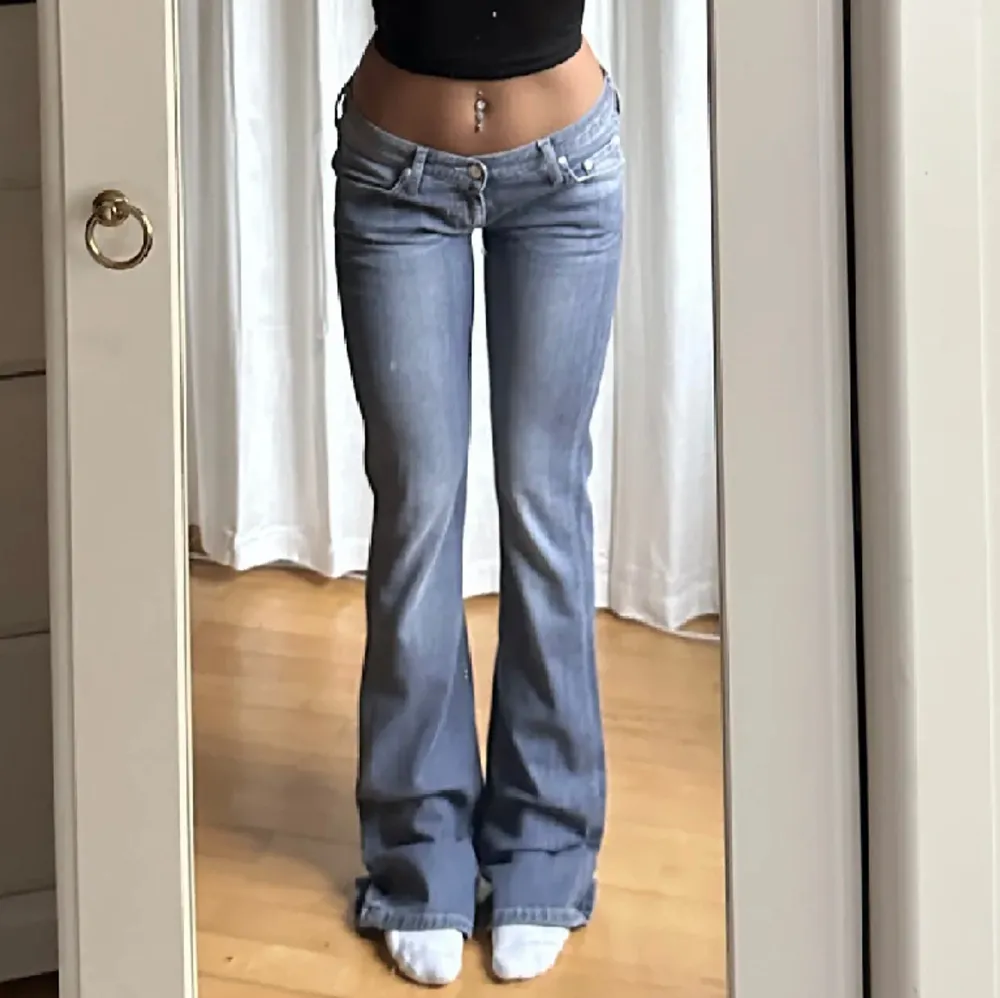 Säljer dessa supersnygga gråa jeans som tyvär inte passar mig💞 midjemått 84 innerbenslängd 88💗 Lånade bilder från hon jag köpte de av. Jeans & Byxor.