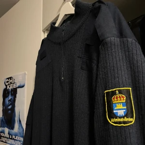 KRIMINALVÅRDEN ÄKTA TRÖJA🖕💙👮‍♀️👮🚓👮‍♂️ - hitta en fetare vara på plick ja väntar… ok. baxxad från min ansvarig på psyk (skämt lovar) booooom!!!! den e sjuuukt fet o varm. står 2XL men ärligt sitter som en L. Jag e 175 o kan ha den. helt ärligt fett skön piece. kom kom kom
