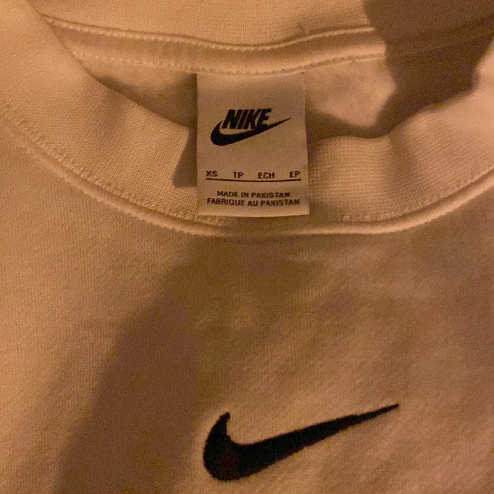 Säljer min helt oanvända Nike tröja för den aldrig kommer till användning. Nyskick och fortfarande jätte mjuk inuti. Storlek Xs men passar också S. Köpt för ca 500 kr. Tröjor & Koftor.