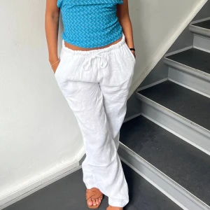 Linnebyxor Design by si - Fina linnebyxor från design by si. Passar bra på mig som är ca 167. Rena och fina i bra skick. Nypris ca 500 kr🤍🤍