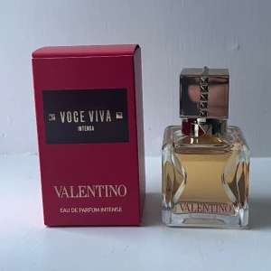 Valentino parfym - Säljer min valentino parfym i doften Intense! Väldigt bra resentioner på tex kicks. Säljer då jag kände direkt att de inte var min doft, så endast använt ett sprut av den! Nypris är 950, säljer för 299. Skriv vid frågor 😁