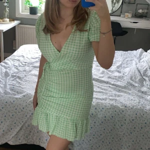 Klänning  - Grön-vit rutig klänning från gina. Använd fåtalet gånger. Storlek S.