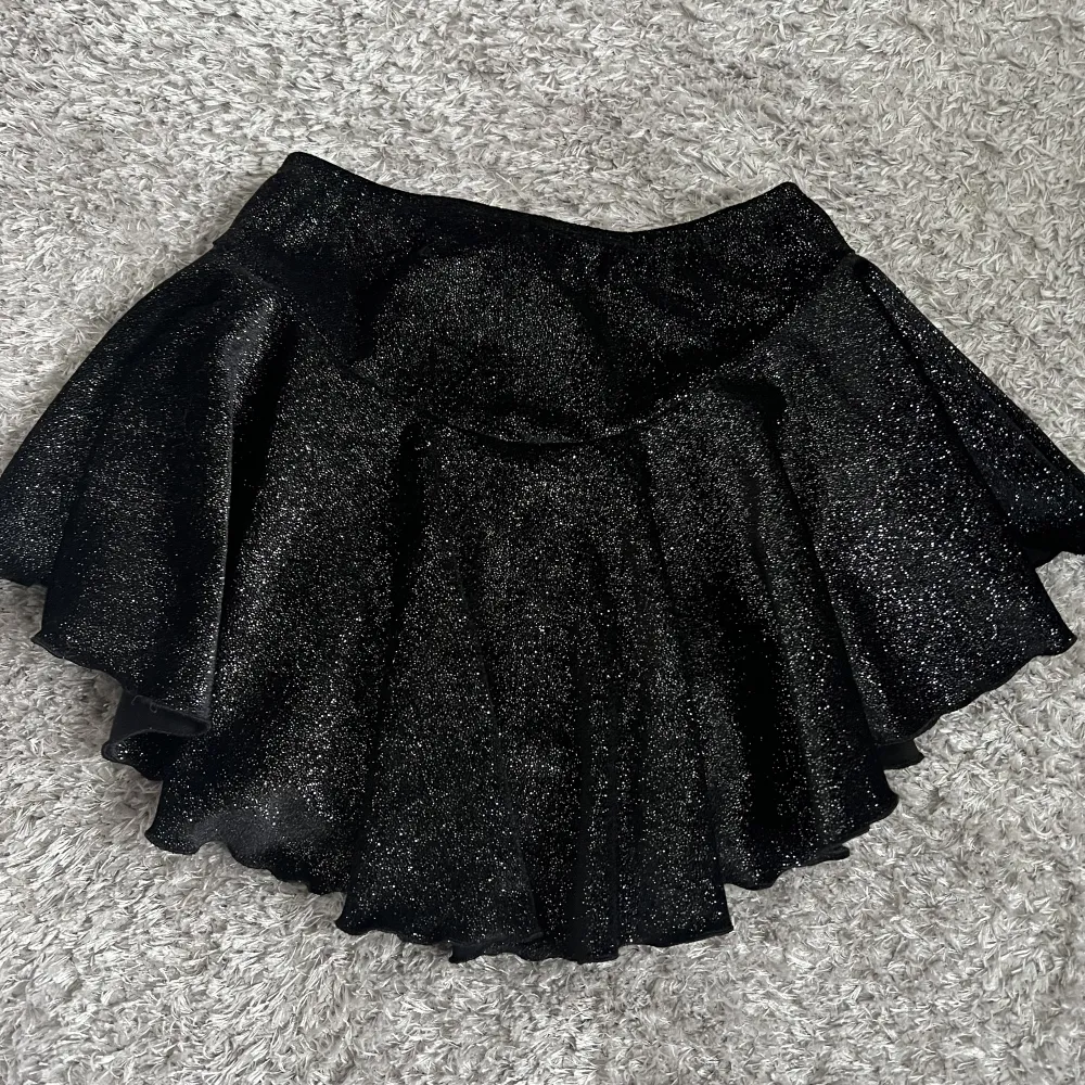 En jättefin svart mini glittrig kjol.. Kjolar.