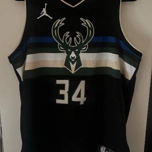 Giannis Antetokounmpo, Milwaukee Bucks 2020 Statement edition NBA Swingman. Köpt för 1100 kr. Storlek L. Används inte längre. Pris går att diskutera. Skick 10/10.  Först till kvarn! 