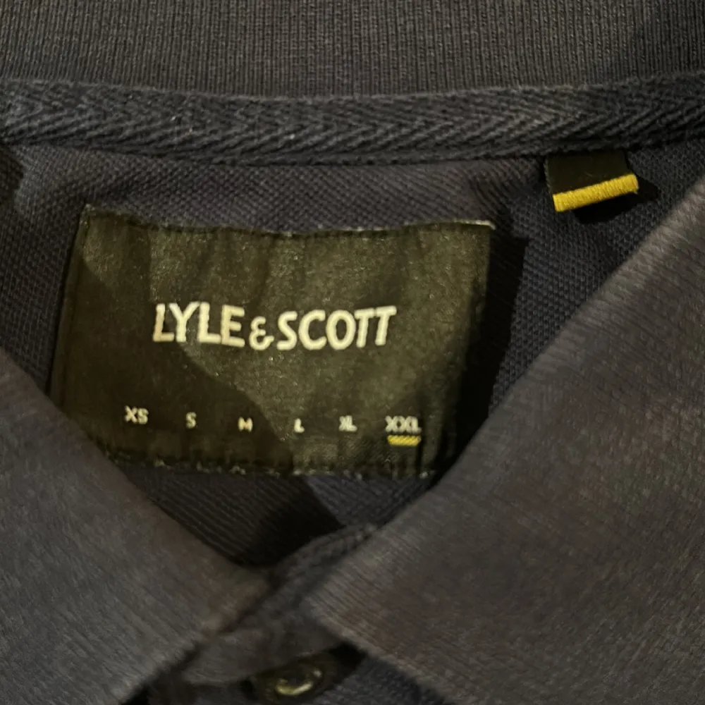 Fräsch, fin, lite använd xxl pikétröja från Lyle & scott . 50 cm över axlarna , 72 cm lång. T-shirts.