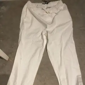 Hej! Vita linne byxor från lager 157. Inte använda alls. Storlek M 