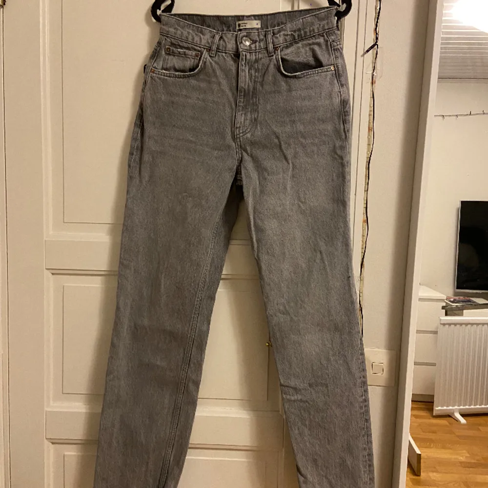 Gråa baggy jeans från Gina i stl 38🩶 dem är högmidjade, men kan sitta lägre och snyggt på den som brukar ha en mindre storlek. Jeans & Byxor.