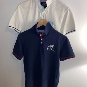 Bondelid pikés  - Tja. Säljer två snygga Bondelid pikés en vit och en marinblå. Priset gäller för båda. Inga skador 8/10 skick. Skriv privat för fler bilder eller frågor. 