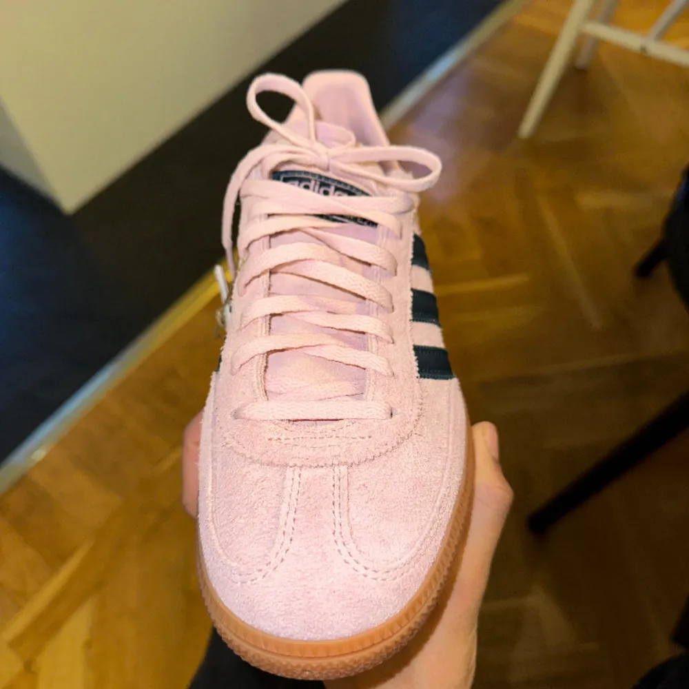 Helt nya Adidas Spezial Pink i storlek 40. Kvitto finns, inköpta 2024.  . Skor.