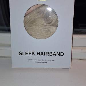 Sleek hairband löshår ifrån rapunzel. Oanvänt, endast tagit ut för att inse att färgen va fel för mig. Därav säljs det nu. Bruksanvisning medföljer.