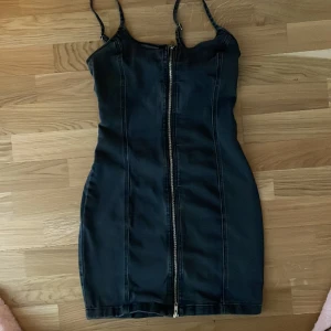 Klänning  - En fin jeans klänning. Materialet är väldigt stretchig så den kommer att forma till din passform. Storlek S.