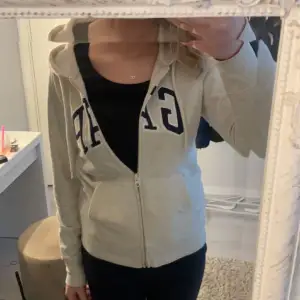 Säljer nu min super super fina gap zip up hoodie!🤍 denna har använts ungefär 10 gånger, men skulle säga att den fortfarande är i riktigt bra skick! Den är inte nopprig, fläckig eller något.🤍storlek S🥰färgen är lite kräm vit/ljus beige