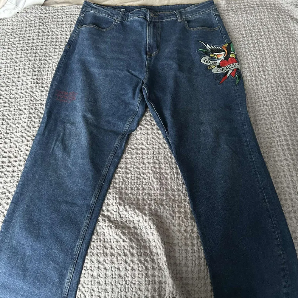 !!Intressekoll!! har 4 par Ed Hardy jeans 2 size L och 2 size XXL skriv för fler bilder/frågor kom med offers. Jeans & Byxor.