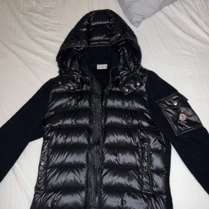 Moncler jacka - Säljer nu min killes äkta moncler jacka då den inte kommer till användning längre. I bra skick! Det enda är att ena dragkedjan saknas som man enkelt kan köpa till. Skriv för mer info eller bilder