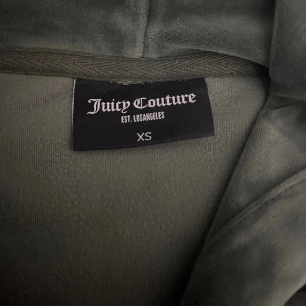 Juicy Couture tröja utan fläckar och hål. Hör av dig om du har flera frågor . Hoodies.