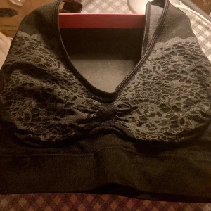 Svart/Grå Bh-top i Stl S/M - Ny oanvänd ovadderad Svart Bh-top med grått mönster, står Stl XXXL, stämmer inte! Uppskattar till S/M, kupa B/C. 