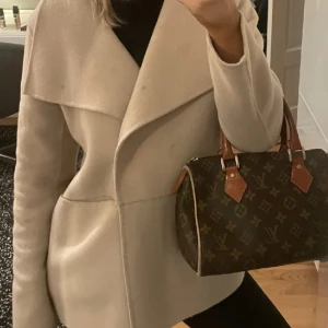 Beige kappa - Beige jättefin kappa men som inte kommer till användning💞pris kan diskuteras