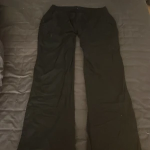 Linnebyxor - Säljer dessa svarta lågmidjade linnebyxor skit snygga nu till sommaren