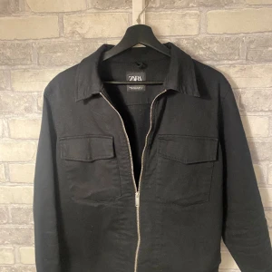 Overshirt  - Säljer denna dunder overshirten för en skön slant! Använd ett fåtal gånger men i super skick, ställ frågor om ni har o pris kan såklart diskuteras ⭐️