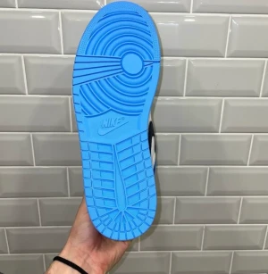 Air Jordan 1 retro high OG - Är köpta från soleplus i butik och tyvärr är kvittot borttappad. De är i ett väldigt bra skick och oanvända!  Pris kan diskuteras och inga byten är intresserade, ställ alla frågor ni har🤗