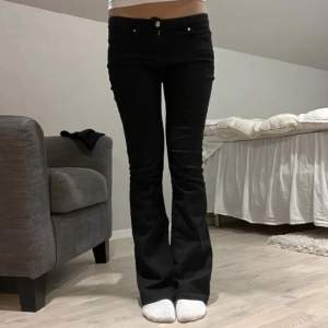 säljer mina jätte fina bootcut jeans som är  midrise 💞 första bilden är lånad, bara att fråga för måtten:)