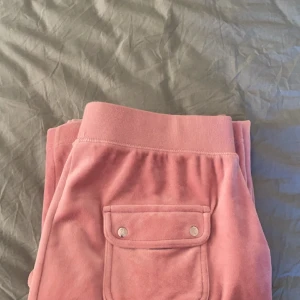 En rosa juciy couture byxa inte använd så mycket (bra skick) - Skriv till mig om ni vill veta något mer eller vill se den på🤗 (kan diskutera pris om de inte funkar)