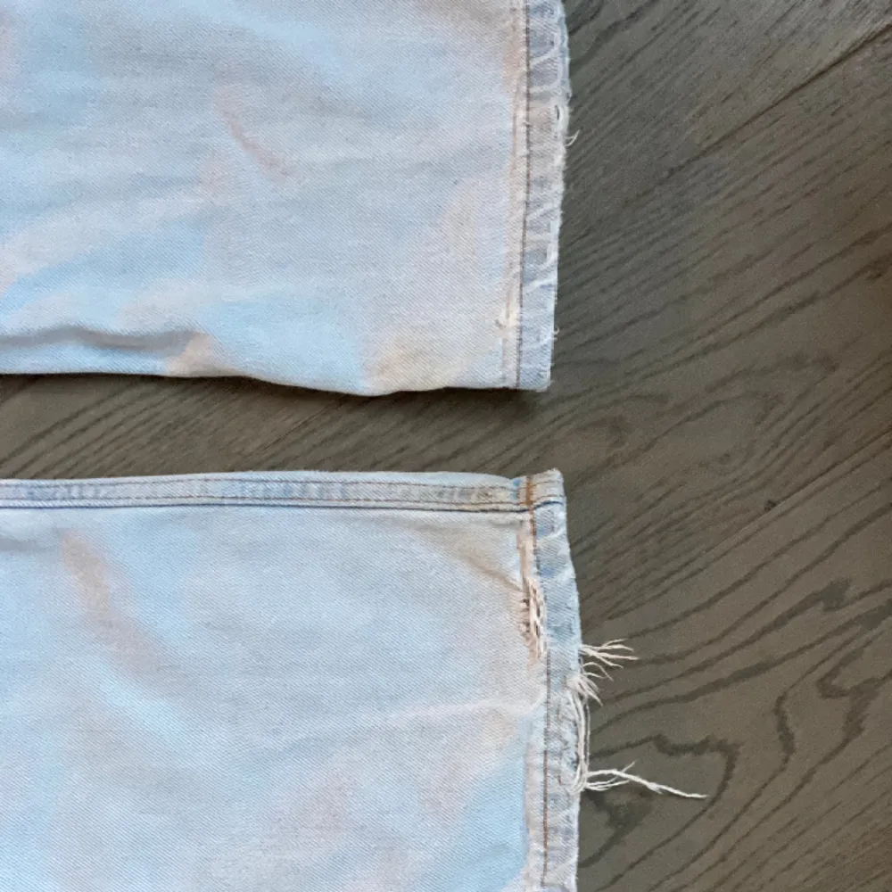 Raka lågmidjade jeans! Samma modell som första bilden men i ljusare färg 🌟. Jeans & Byxor.