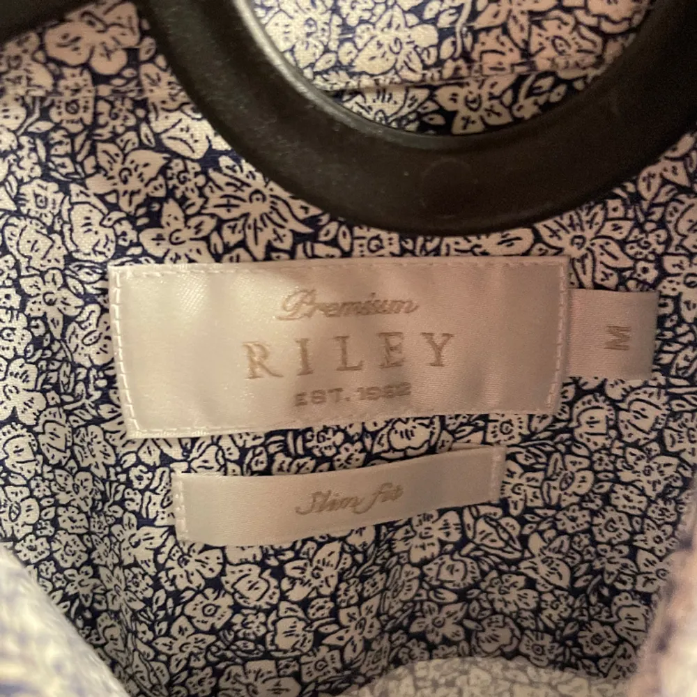 Hej! Nu säljer jag denna helt oanvända skjortan som är från märket Riley. Skjortan är i storlek Medium.. Skjortor.