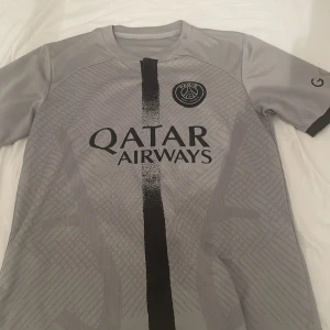 Psg tröja - Säljer min psg tröja pga använder inte längre skick 9/10 inga hål, vid övriga frågor tveka inte att kontakta