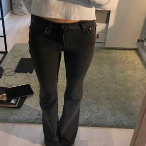 Weekday Jeans - Supersnygga lågmidjade jeans från Weekday! Använt ett fåtal gånger, i nyskick💞 Nypriset är runt 600kr