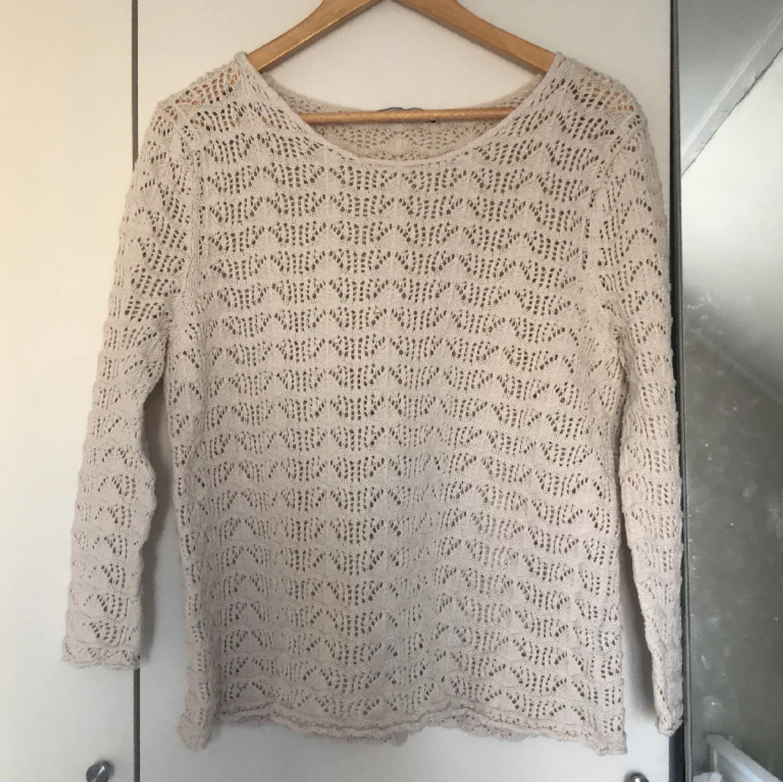 Virkad beige långärmad tröja