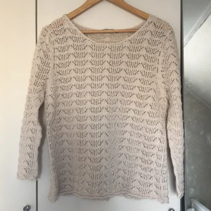 Virkad beige långärmad tröja - En virkad tröja för stor för mig så det är därför jag säljer den 