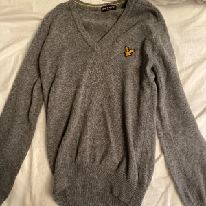 Lyle & Scott Tröja - En långärmad L&S tröja som inte passar mig längre, knappt använd.  Skicka 10/10. För pris och frågor skriv. 